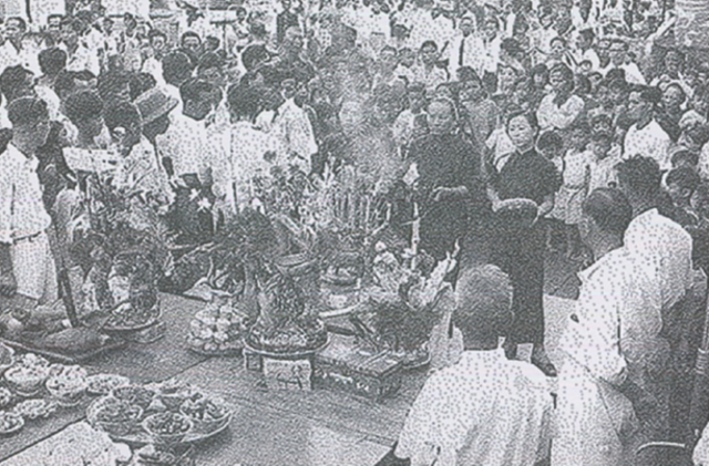 Old black and white photo of Chinese nuns performing “Buddhist rites” in early Singapore.